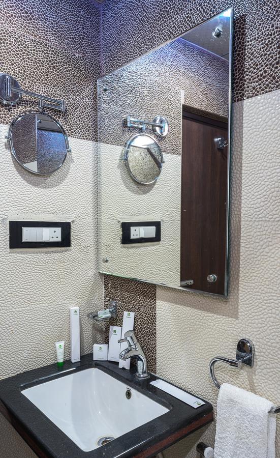 Treebo Empire Hotel Vijayawada Ngoại thất bức ảnh
