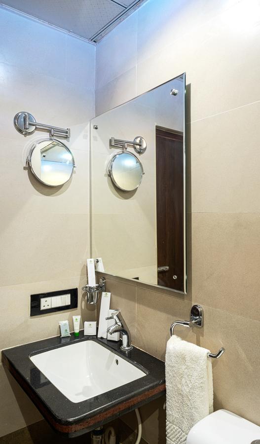 Treebo Empire Hotel Vijayawada Ngoại thất bức ảnh